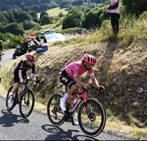 La chaleur extrême lors du Tour de France 2026 impose des compromis sur les matériaux du cadre en...